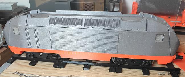 Diese E-Lok hat bereits die finalen Farben. Sie wurde mit mehreren Filamenten gedruckt.