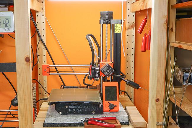 Prusa Mini mit Filament-Zuführung von rechts.