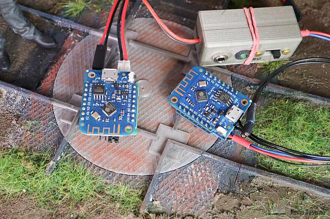 Links der Locoremote-Empfänger und rechts eine selbst erstellte Baugruppe auf Basis der gleichen Hardware-Plattform.