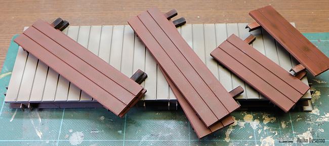 Lackierter Auflieger mit Seitenwänden vor der Montage.