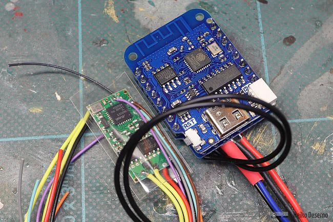 Vergleich zwischen den Technologien: links Deltang und rechts Lolin D1 mini Microcontroller.
