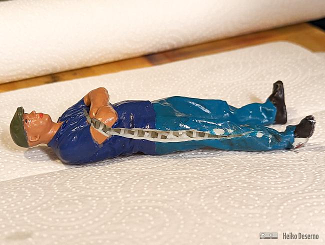 Figur mit Rissbildung nach längerer Zeit.