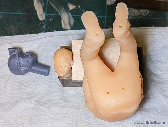 Löcher im ausgehöhlten Modell für das Abfließen des Resins.