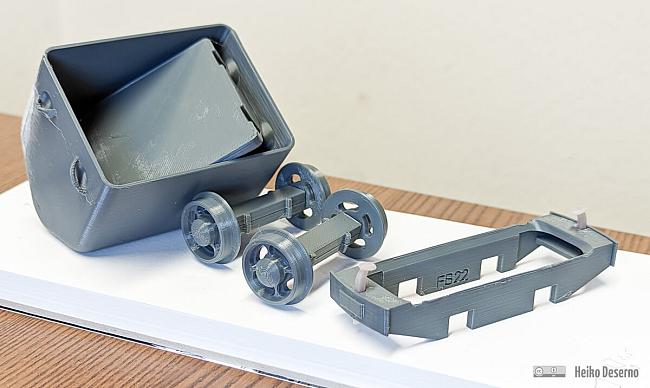 Fertig montierte Baugruppen des Grubenhunts. Der Gewichtsbehälter in der Mulde ist nicht mehr Bestandteil des Bausatzes.