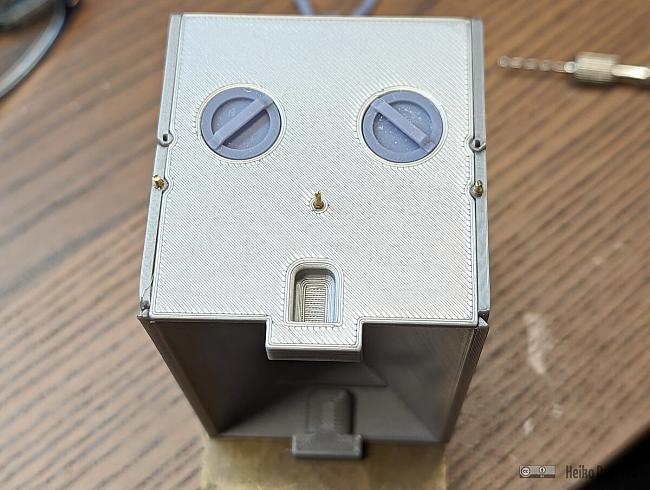 Eingeklebte Montagestifte für das Gestänge.