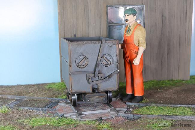 Fertig aufgebautes Modell des Selbstentladers in der Fotobox.