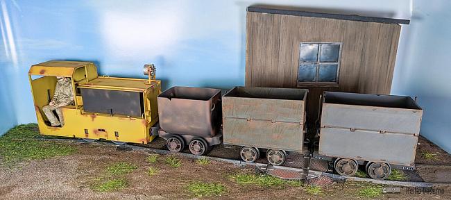 Selbstentlader und Grubenhunt im Zugverband.