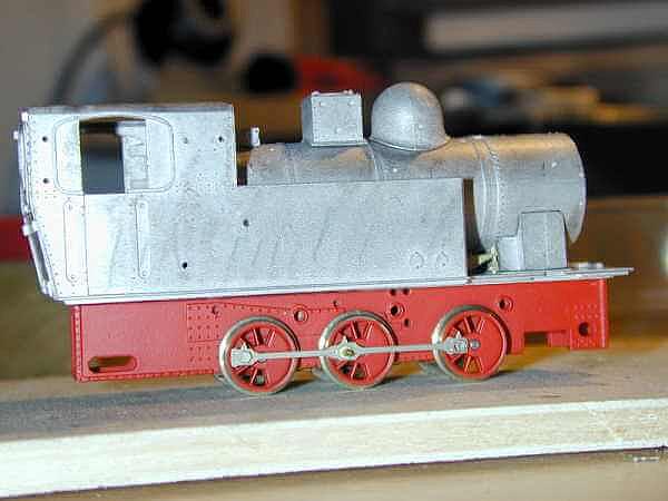 Rohbau einer Weinert-Lok 99-6102. Das Fahrwerk ist bereits vormontiert. Der Aufbau besteht zum großen Teil aus Weißmetall. Das verleiht dem Modell ein angenehmes Gewicht und gute Fahreigenschaften.