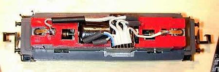 Hier ein Dekodereinbau in eine TRIX V100. Der Dekoder sitzt in der Führerkanzel direkt auf dem Motor.