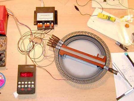 Eine digitale Selectrix-Drehescheibe. Die Drehscheibe selbst stammt von Arnold und
die Steuerung von Rautenhaus. Diese Kombination kann auch mittels Computer bedient werden.
 