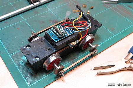 Neuere Variante mit Schnittstelle ab Werk montiert. Im Bild ist der Blindstecker für den Analogbetrieb aufgesteckt. Ein ESU-Loksound Dekoder kann einfach aufgesteckt werden.