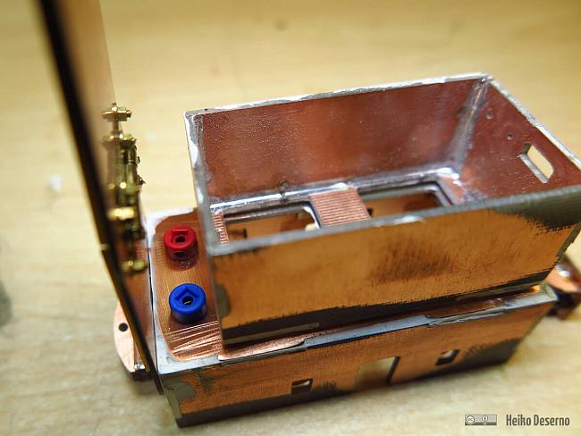 Hier sichtbar die Ladebuchsen am Antriebsgestell der B660.