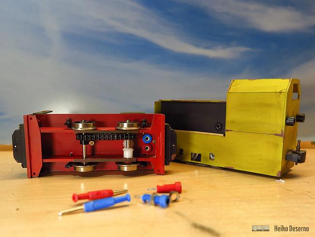 Rechts an der B360 ist die kleine 2,5 mm Klinkenbuchse am Akkukasten sichtbar. Die Diema-Lok hat zwei Buchsen. Die Stecker (Artikel 731412 und 431447) und Buchsen (Artikel 733660 und 733695) stammen von Conrad.