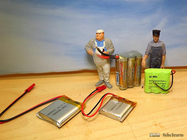 Vorne liegend zwei aktuelle LiPo-Akkus mit 800 und 1100 mAh. Hinten rechts Ni-Mh Akkus vergangener Zeiten.