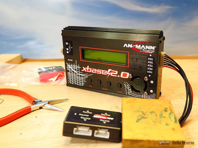 Dieses Ladegerät von Ansmann kann neben LiPo-Akkus auch NiMh- und Bleiakkus laden. Rechts der Balancer-Anschluss für Mehrzellen-LiPo-Akkus. Vor dem Laden muss der Akkutyp, die Anzahl der Zellen und der Ladestrom eingestellt werden.