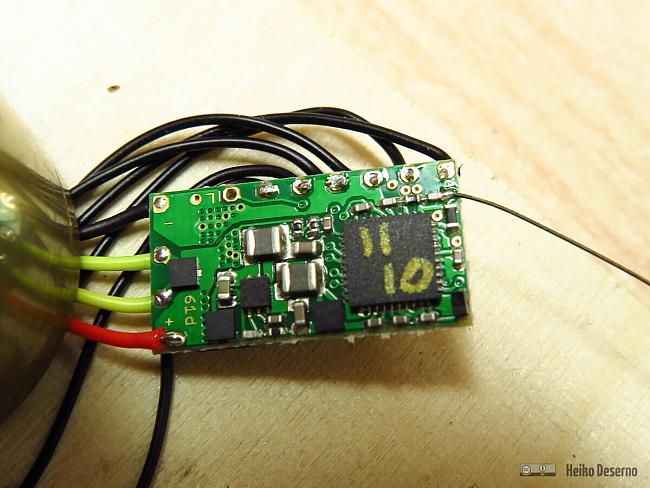 Der Deltang-Empfänger Rx61 hatte bereits vom Lieferanten angelötete Kabel für die Versorgungsspannung und den Motor. Die anderen 6 Leitungen musste ich selbst mit einem feinen Lötkolben und Lupe befestigen. Die letzten 2 Pads P7 und P8 haben noch kleinere Lötpunkte - gut, dass ich die nicht auch noch benötige. Der dünne Draht rechts ist die Antenne.