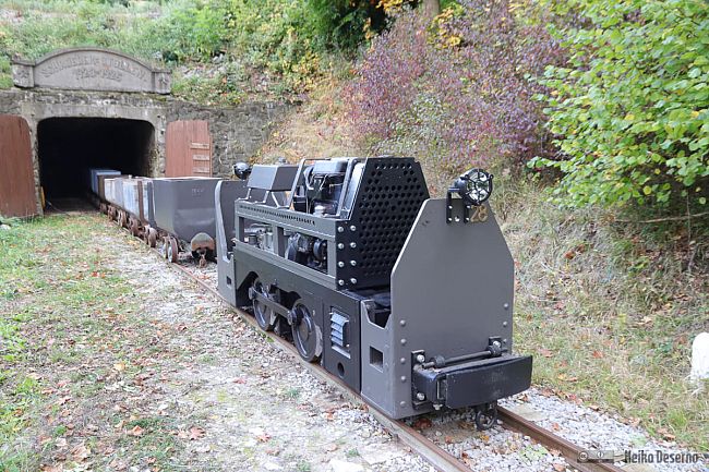 Die frisch aufgearbeitete Ruhrthaler G42z vor dem Stolleneingang des Schröderstollens.