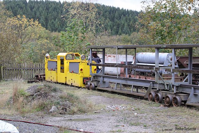 Die fahrbereite Akku-Lok B660 mit Besucherwagen in Wartestellung.