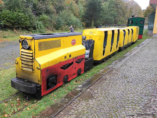 Am alten Bahnhof in Clausthal-Zellerfeld wartet der Besucherzug mit zwei Lokomotiven und einigen Grubenwagen.