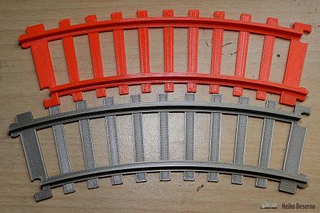 Das graue Gleisstück (unten) wurde mit dem
Skript konstruiert. Es gleicht dem OS-Railway-Original.