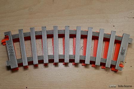 Bei alles mit dem Skript erstellten Gleisen sind die
Daten auf der Unterseite eingraviert.