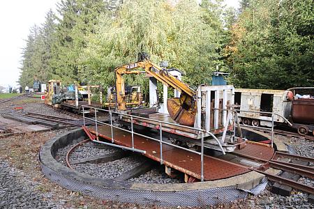 Riesige Drehscheibe mit Grube bei der 
Lichtenhainer Waldeisenbahn
(600 mm Spurweite).